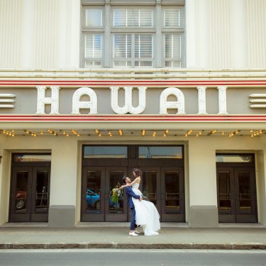 ハワイフォトウェディングのシンボル、ハワイシアター前で撮った結婚写真