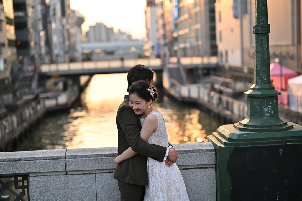 道頓堀でハグしながら撮った結婚写真