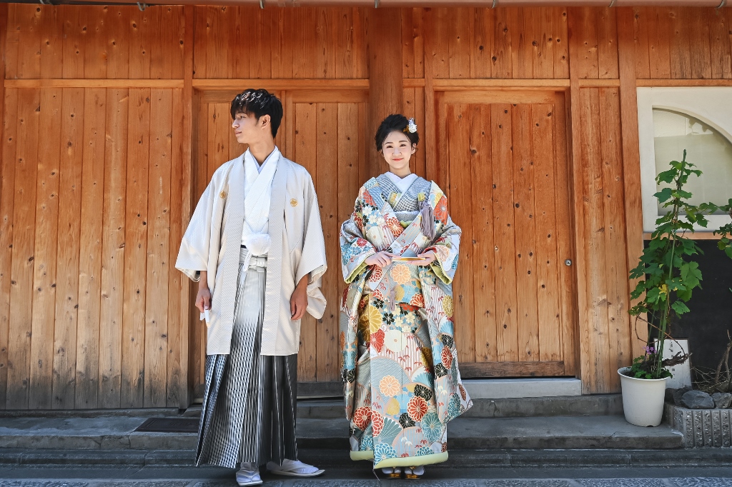 京都の老舗の前で撮った結婚写真