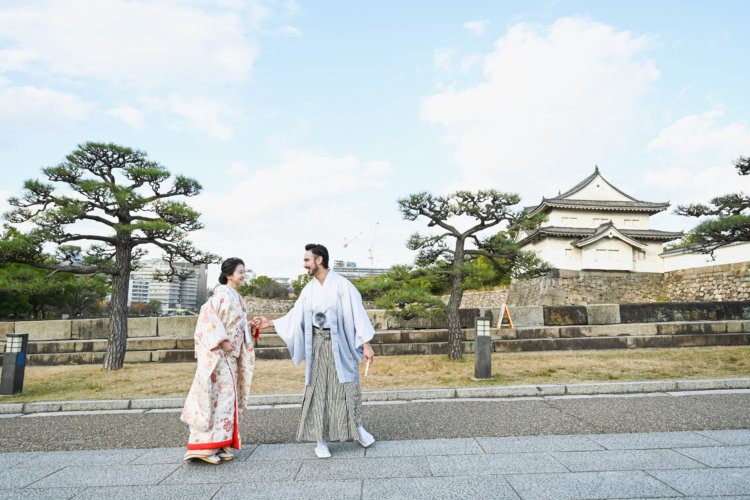 大阪城の風景と松の木が風情ある雰囲気