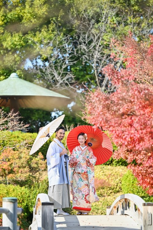 大仙公園で和傘をさしてる新郎新婦