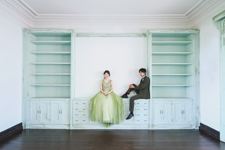 グッゲンハイム邸の緑の壁面で撮った結婚写真