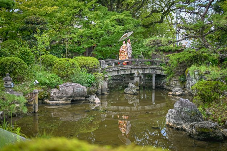 日本庭園の石橋
