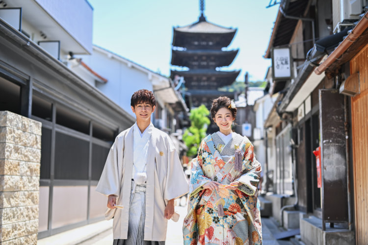 京都の五重塔の前で並んでいる和装の二人の写真
