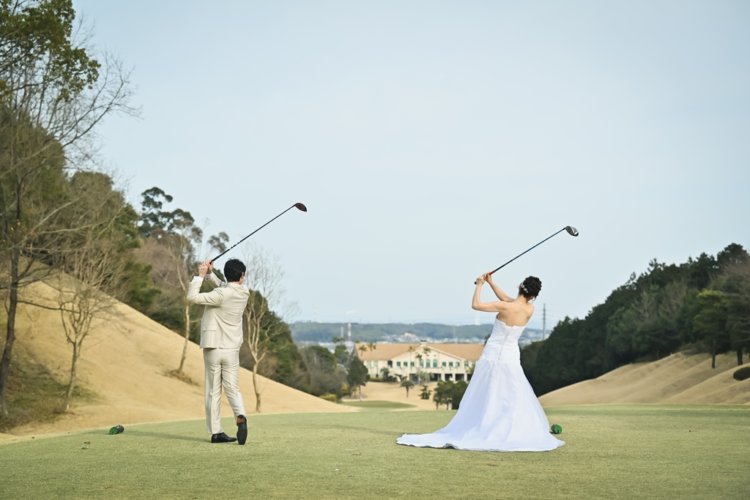 洋装姿でゴルフをしている写真