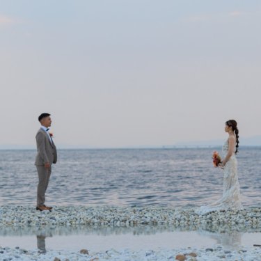 マーブルビーチの白い石と海をバックに撮った結婚写真