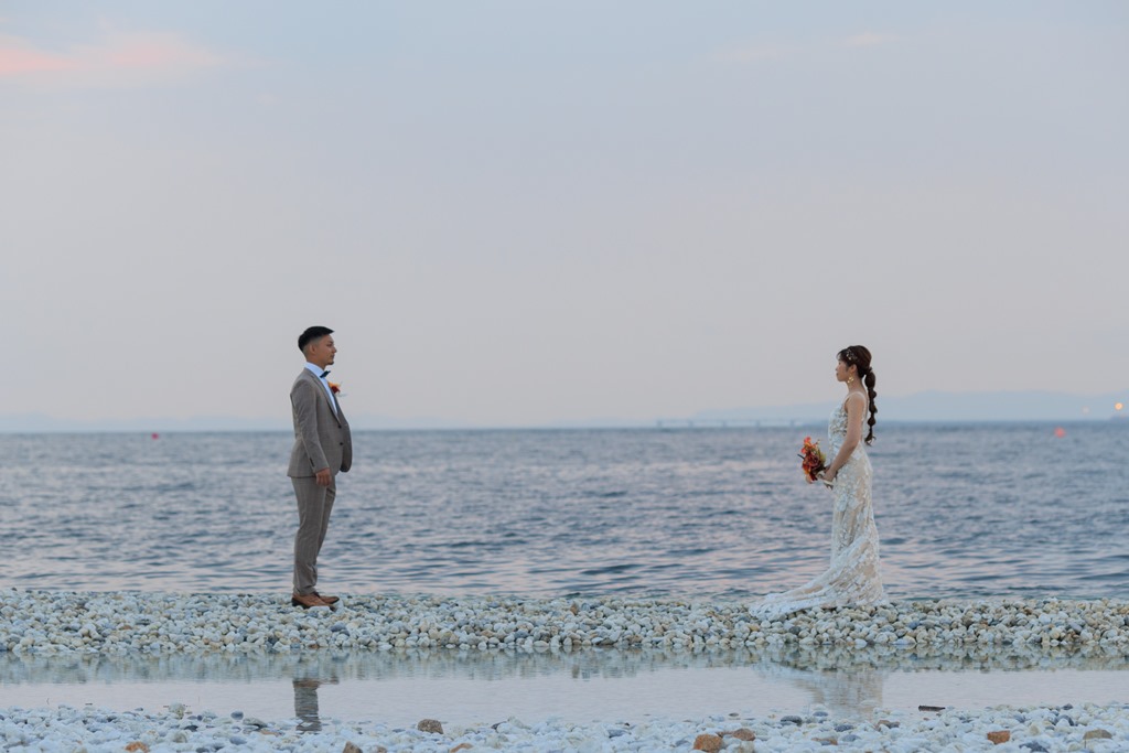 マーブルビーチの白い石と海をバックに撮った結婚写真