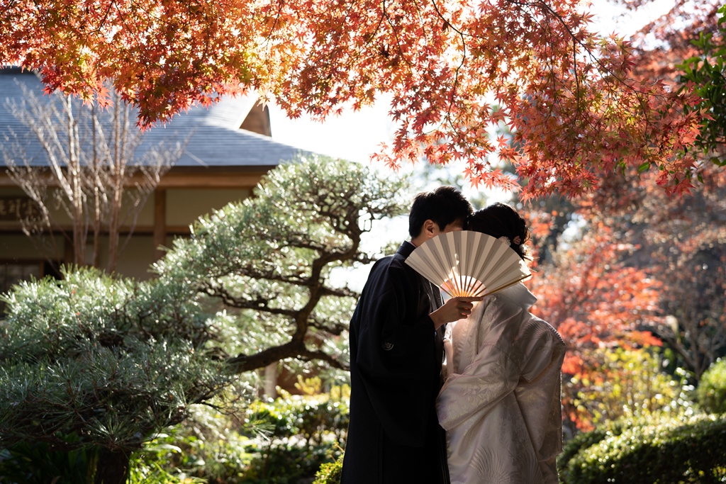 日本庭園で紅葉と一緒に移した前撮りの写真