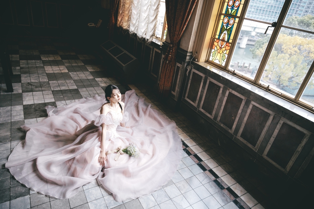 大中央公会堂の特別室に座っているカラードレスを着た花嫁