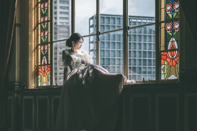 中央公会堂の窓辺に座っている花嫁