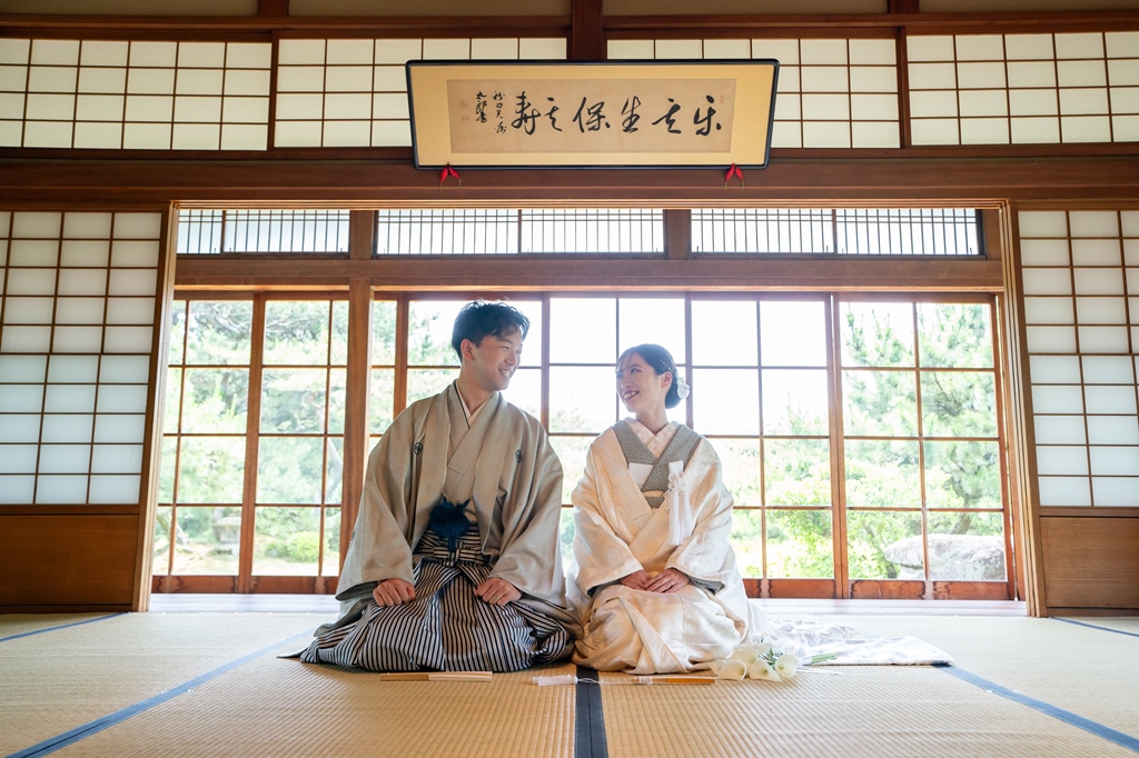 温山荘園で笑顔の夫婦の結婚写真