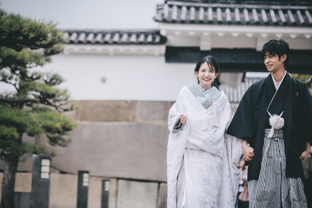 大阪城の門と和装姿の夫婦