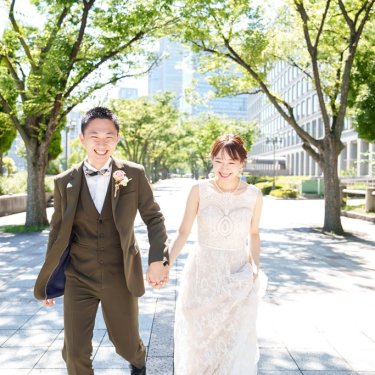 フォトウェディングで訪れた中之島公園にて、普段のお2人のような素敵な笑顔での撮影を