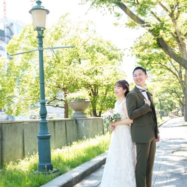 中之島公園のフォトウェディングより、オシャレな街頭をバックに