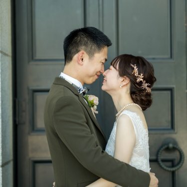 海外のような雰囲気溢れる扉の前で、結婚写真として人気のカット