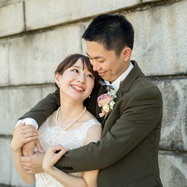 バックハグをするご新郎様の様子。大阪で叶える前撮り撮影