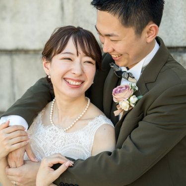 2人の笑顔が弾ける撮影に、ふたりの記念に残す結婚写真