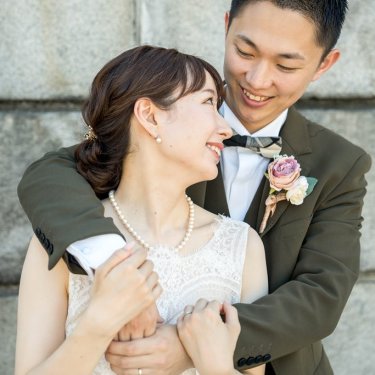 前撮りで訪れた中之島公園にて、にこやかに微笑み返すご新婦様