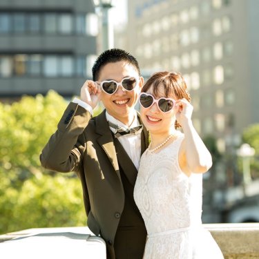 中之島公園で撮影したフォトウェディング、サングラスをかけたご夫婦の様子