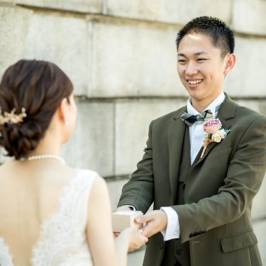 最高に輝く笑顔を見せてくれるご新郎様、ふたりの記念に残す結婚写真