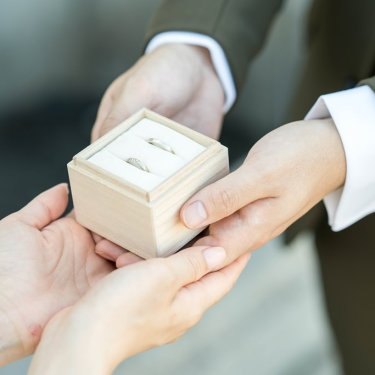 ロケーションフォトで訪れた中之島公園にて、指輪を渡すご夫婦の様子
