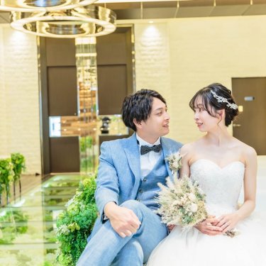チャペルで見つめ合う新郎新婦。大阪で叶える前撮り撮影