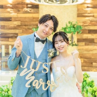 ガーランドを持つ新郎新婦、前撮り・フォトウェディングの撮影カット