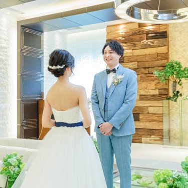 新婦様を見つめる新郎様、結婚写真として人気のカット