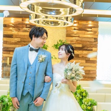 見つめ合う新郎新婦｜フォトウェディングの撮影ギャラリー