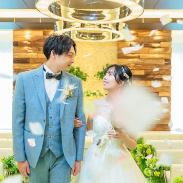 見つめ合う新郎新婦。大阪で叶える前撮り撮影