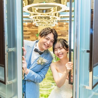 扉から覗くお2人、ふたりの記念に残す結婚写真