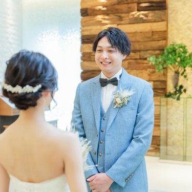 新婦様を見つめる新郎様｜フォトウェディングの撮影ギャラリー