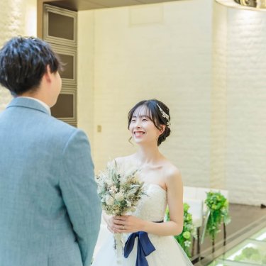 新郎様を見つめる新婦様、ウェディングフォトの撮影シーン