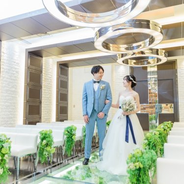 バージンロードを歩くお2人、ふたりの記念に残す結婚写真