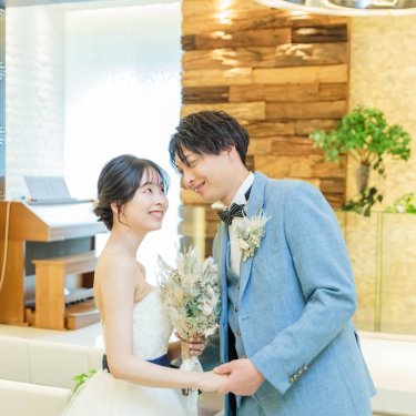 見つめ合う新郎新婦、結婚写真として人気のカット