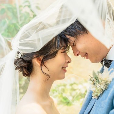 おでこを合わせる新郎新婦、結婚写真として人気のカット