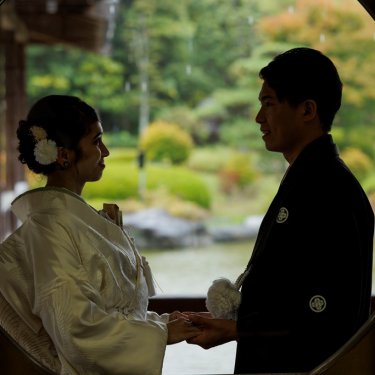 大仙公園の東屋で手を取り合う紋付袴の新郎と白無垢の花嫁のシルエット。日本庭園の和装前撮り