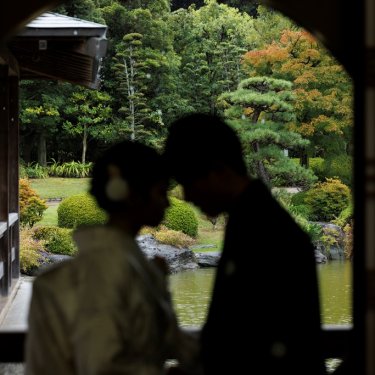 大仙公園でのフォトウェディング、庭園をバックにおでこを寄せ合うお2人のシルエット