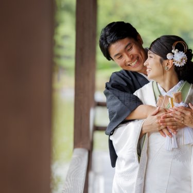 バックハグで見つめ合うお2人、ふたりの記念に残す結婚写真