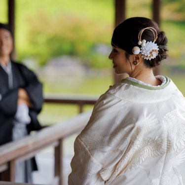 大仙公園の和装フォトウェディングより、白無垢姿の新婦様のうしろ姿