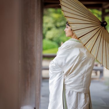 和装フォトウェディングで訪れた大仙公園にて、白い和傘を差しながら、白無垢姿の新婦様