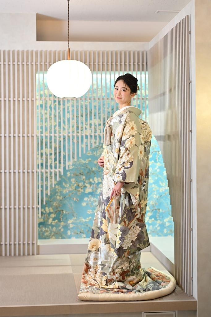 色打掛　貴重　秋　金色　正絹　お花　おしゃれ　アンティーク　花嫁 色打掛 貴重 秋 金色 正絹 お花 おしゃれ アンティーク 花嫁 色打掛