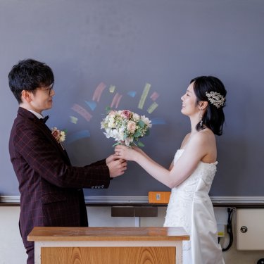 思い出の母校でフォトウェディング、結婚写真として人気のカット