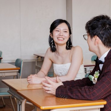 笑顔がかわいい新婦様、ウェディングフォトの撮影シーン