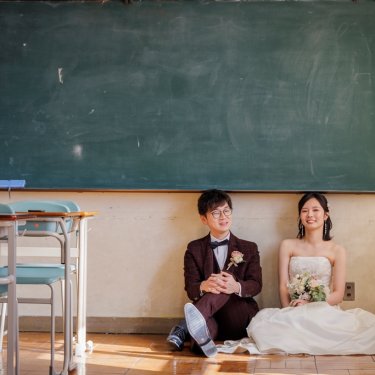 教室で座って撮影、結婚写真として人気のカット