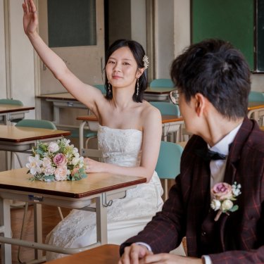 教室で手を挙げている新婦様、ウェディングフォトの撮影シーン