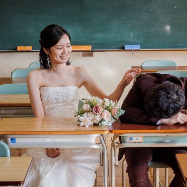 居眠りしている新郎様を起こす新婦様、ふたりの記念に残す結婚写真