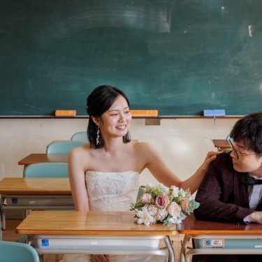 教室で隣の席でのお写真｜大阪の前撮り・フォトウェディング