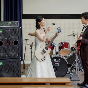 楽器とともに撮影、ふたりの記念に残す結婚写真