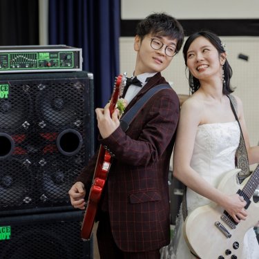 ふたりで楽器を演奏中｜大阪の前撮り・フォトウェディング